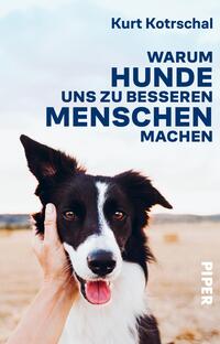 Das Buchcover zeigt ein Portrait eines Hundes, der einem Menschen zugewandt ist. Die Farbgestaltung ist hell und freundlich, mit einem sanften Hintergrund aus einem klaren Himmel und einem Feld. Der Titel „WARUM HUNDE UNS ZU BESSEREN MENSCHEN MACHEN“ ist in großen, blauen Buchstaben platziert. Darüber steht der Name des Autors „Kurt Kotschal“ in einer kleineren Schriftgröße. Die Atmosphäre des Covers vermittelt Wärme und Verbundenheit zwischen Mensch und Hund.