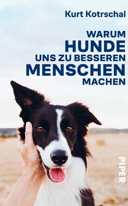 Das Buchcover zeigt ein Portrait eines Hundes, der einem Menschen zugewandt ist. Die Farbgestaltung ist hell und freundlich, mit einem sanften Hintergrund aus einem klaren Himmel und einem Feld. Der Titel „WARUM HUNDE UNS ZU BESSEREN MENSCHEN MACHEN“ ist in großen, blauen Buchstaben platziert. Darüber steht der Name des Autors „Kurt Kotschal“ in einer kleineren Schriftgröße. Die Atmosphäre des Covers vermittelt Wärme und Verbundenheit zwischen Mensch und Hund.