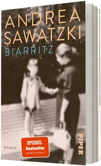 Das Buchcover zeigt ein unscharfes schwarz-weiß-Foto zweier sich an der Hand haltender Personen vor einem hell-dunkel-kontrastreichen Hintergrund; oben groß der Autorenname „ANDREA SAWATZKI“ in orange, darunter der Titel „BIARRITZ“ in türkis. Unten links ein roter eckiger Button mit weißer Aufschrift „SPIEGEL Bestseller“, unten rechts der senkrechte Verlagsname „PIPER“. Atmosphäre: melancholisch, nostalgisch.