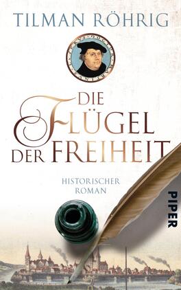 Das Buchcover zeigt im oberen Bereich einen runden Ausschnitt mit einer Porträtillustration von Martin Luther. Darunter befindet sich der Titel „Die Flügel der Freiheit“ in eleganter, geschwungener Schrift, die von goldenen und braunen Farbtönen geprägt ist. Der Hintergrund ist in einem hellen, sanften Beigeton gehalten, ergänzt durch eine Feder und ein Tintenfass in der unteren rechten Ecke. Am unteren Rand steht „Historischer Roman“ in geschlossener Schrift, während das Verlagslogo „Piper“ in einer unteren Ecke positioniert ist.
