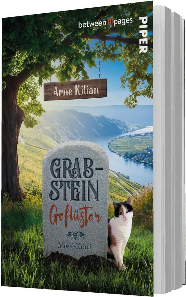 Das Buchcover zeigt eine idyllische Mosel-Landschaft mit Fluss und Rebhängen im Hintergrund, im Vordergrund ein Grabstein mit eingemeißelter Schrift „GRABSTEIN“ und roter, handschriftlicher Schrift „Geflüster“, darunter „Mosel-Krimi“. Rechts sitzt eine schwarz-weiße Katze im Gras. An einem Baum hängt ein hölzernes Schild mit dem Autorennamen „Arne Kilian“. Die Atmosphäre wirkt ruhig und leicht geheimnisvoll.