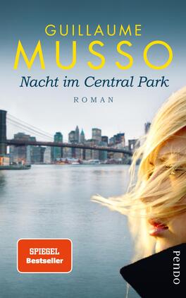 Das Buchcover zeigt eine stimmungsvolle Stadtlandschaft des Central Parks in New York bei Nacht. Im Vordergrund ist eine Frau mit goldblondem Haar zu sehen, deren Gesicht teilweise im Schatten liegt und die eine nachdenkliche Miene hat. Der Titel „Nacht im Central Park“ und der Autor „Guillaume Musso“ sind in eleganten, großformatigen Schriftzügen in Weiß und Gelb gestaltet. Unten rechts befindet sich ein roter Button mit der Aufschrift „SPIEGEL Bestseller“. Der Hintergrund ist in sanften Blautönen gehalten und vermittelt eine geheimnisvolle Atmosphäre.