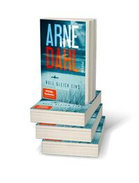 Bücherstapel des Buches „Null gleich eins“