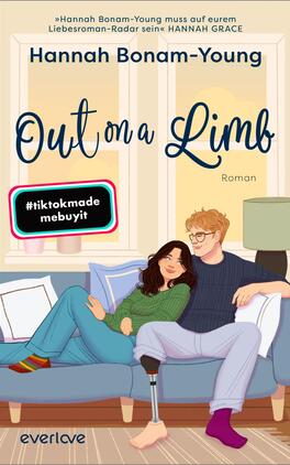 Das Buchcover zeigt zwei junge Erwachsene, die entspannt auf einer Couch sitzen. Die Frau hat lange, lockige Haare und trägt ein grünes Oberteil, während der Mann kurze, hellbraune Haare hat und eine Brille trägt. Er ist mit einem blauen Shirt und einer hellen Hose gekleidet. Im Hintergrund sind helle Wände und Fenster mit Vorhängen sichtbar. Der Titel „Out on a Limb“ ist in einer verspielten Schriftart gestaltet, der sich um einen schwungvollen Textzug rankt. Der Hinweis „#tiktokmade mebuyit“ ist in einem roten, quadratischen Rahmen abgebildet.