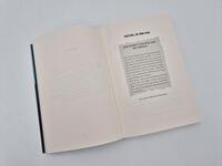 Außenansicht des Buches „Tee, Tod und die versiegelte Tür“