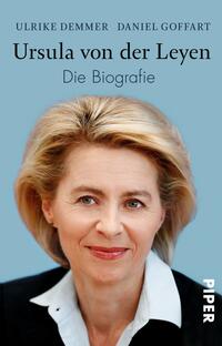 Das Buchcover zeigt ein Portrait von Ursula von der Leyen, die frontal in die Kamera schaut. Ihr Haar ist blond und leicht gewellt, sie trägt eine helle Bluse. Der Hintergrund ist in einem sanften Blau gehalten, was eine ruhige Atmosphäre vermittelt. Der Titel „Ursula von der Leyen“ sowie der Untertitel „Die Biografie“ sind in einer schlichten, eleganten Schriftart geschrieben und befinden sich in dunklerer Farbe, während die Autoren „Ulrike Demmer“ und „Daniel Goffart“ darüber in kleinerer Schrift stehen. Am rechten Rand ist das Verlagslogo „PIPER“ in Weiß platziert.