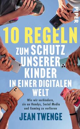 Das Buchcover zeigt zahlreiche Hände, die verschiedene Smartphones halten, was auf den Umgang mit digitalen Medien hinweist. Der Hintergrund ist unscharf und färbt sich in sanften Blau- und Beigetönen. Der Titel „10 REGELN ZUM SCHUTZ UNSERER KINDER IN EINER DIGITALEN WELT“ ist prominent in großen, gelben Buchstaben platziert, während der Untertitel im kleineren, weißen Schriftzug darunter informiert. Der Autorenname „JEAN TWENGE“ steht am unteren Rand in schwarzer Schrift.