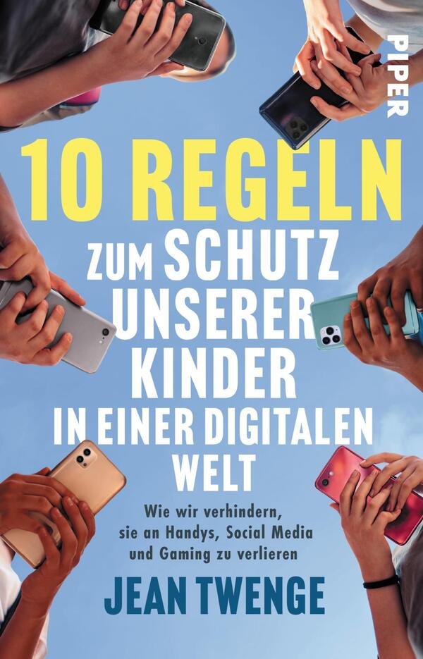 Das Buchcover zeigt zahlreiche Hände, die verschiedene Smartphones halten, was auf den Umgang mit digitalen Medien hinweist. Der Hintergrund ist unscharf und färbt sich in sanften Blau- und Beigetönen. Der Titel „10 REGELN ZUM SCHUTZ UNSERER KINDER IN EINER DIGITALEN WELT“ ist prominent in großen, gelben Buchstaben platziert, während der Untertitel im kleineren, weißen Schriftzug darunter informiert. Der Autorenname „JEAN TWENGE“ steht am unteren Rand in schwarzer Schrift.