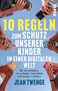 Das Buchcover zeigt zahlreiche Hände, die verschiedene Smartphones halten, was auf den Umgang mit digitalen Medien hinweist. Der Hintergrund ist unscharf und färbt sich in sanften Blau- und Beigetönen. Der Titel „10 REGELN ZUM SCHUTZ UNSERER KINDER IN EINER DIGITALEN WELT“ ist prominent in großen, gelben Buchstaben platziert, während der Untertitel im kleineren, weißen Schriftzug darunter informiert. Der Autorenname „JEAN TWENGE“ steht am unteren Rand in schwarzer Schrift.