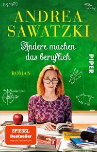 Das Buchcover zeigt eine Frau mit langen, wavy Haaren, die in einem blauen Oberteil gekleidet ist und eine Brille trägt. Sie sitzt an einem Tisch und hält ein Buch, während sie in die Kamera lächelt. Der Hintergrund ist eine grüne Tafel, auf der mathematische Formeln und Diagramme sichtbar sind. Der Titel „Andere machen das berühmlich“ steht in verschnörkelter, weißer Schrift, während der Autorname „ANDREA SAWATZKI“ prominent in goldener Schrift darüber platziert ist. Am unteren Rand befindet sich das Logo „SPIEGEL Bestseller“ in einem roten Rechteck, sowie der Hinweis „Jetzt als Taschenbuch“ in Weiß, gefolgt von dem Verlagsnamen „PIPER“.
