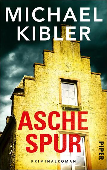 Das Buchcover zeigt eine düstere Kulisse mit einem gelben Gebäude im Vordergrund und einem wolkenverhangenen, grauen Himmel im Hintergrund. Der Titel „ASCHE SPUR“ ist in großen, roten Buchstaben hervorgehoben, während der Name des Autors „MICHAEL KIBLER“ in einer klaren, weißen Schrift oben platziert ist. Unter dem Titel steht in kleinerer Schrift „Kriminalroman“. Die Gesamtatmosphäre vermittelt Spannung und Geheimnis.