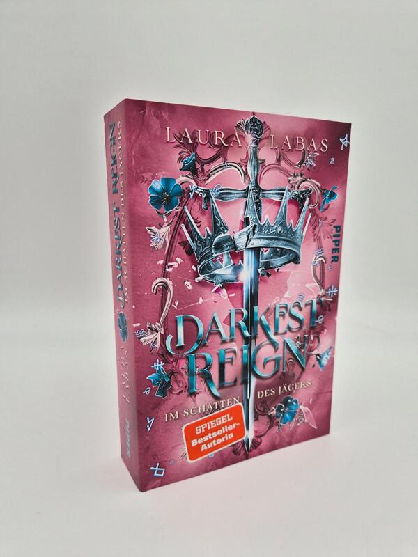Außenansicht des Buches „Darkest Reign – Im Schatten des Jägers“