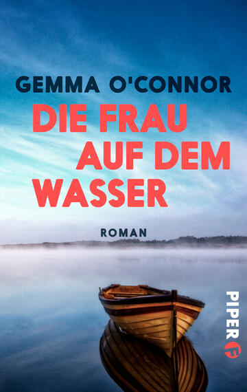 Das Buchcover zeigt eine stimmungsvolle, neblige Wasseroberfläche, die den Eindruck von Ruhe und Mystik vermittelt. Im Vordergrund befindet sich ein Holboot, das sanft auf dem Wasser schwimmt. Der Himmel erstrahlt in einem sanften Blau, während der Titel „DIE FRAU AUF DEM WASSER“ in großen, auffälligen roten Buchstaben hervorsticht. Der Name der Autorin, Gemma O’Connor, ist in schwarzer Schrift über dem Titel platziert. Unter dem Titel ist das Wort „Roman“ in kleinerer, schlichter Schrift abgedruckt.