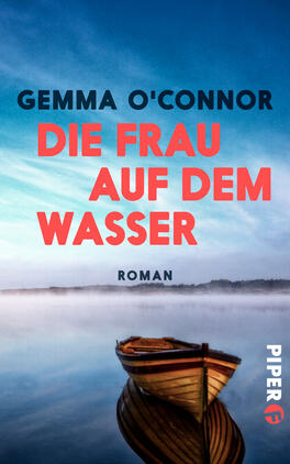 Das Buchcover zeigt eine stimmungsvolle, neblige Wasseroberfläche, die den Eindruck von Ruhe und Mystik vermittelt. Im Vordergrund befindet sich ein Holboot, das sanft auf dem Wasser schwimmt. Der Himmel erstrahlt in einem sanften Blau, während der Titel „DIE FRAU AUF DEM WASSER“ in großen, auffälligen roten Buchstaben hervorsticht. Der Name der Autorin, Gemma O’Connor, ist in schwarzer Schrift über dem Titel platziert. Unter dem Titel ist das Wort „Roman“ in kleinerer, schlichter Schrift abgedruckt.