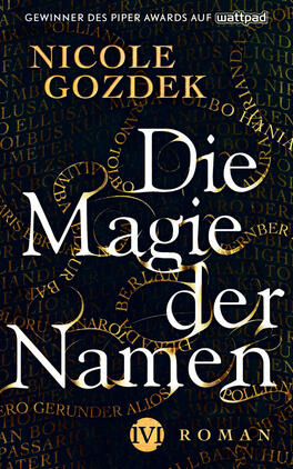 Das Buchcover zeigt einen dunklen Hintergrund, auf dem zahlreiche Wörter und Buchstaben in Gold und verschiedenen Schriftarten angeordnet sind. Im Vordergrund steht der Titel „Die Magie der Namen“ in einer eleganten, geschwungenen Schrift, ebenfalls in Gold. Oberhalb des Titels befindet sich der Name der Autorin, Nicole Gozdek, in einer schlichten, klaren Typografie. Unten ist der Vermerk „IVI ROMAN“ platziert. Die Atmosphäre des Covers vermittelt eine mystische und fesselnde Stimmung.