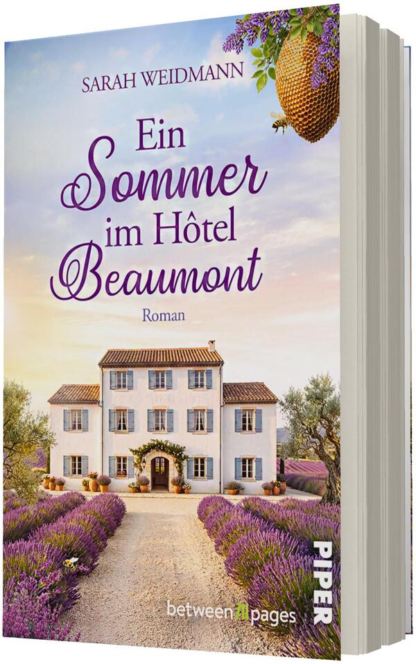 Das Buchcover zeigt ein pastellfarbenes Landschaftsmotiv mit violettem Lavendelfeld, das zu einem hellen, dreistöckigen Landhaus mit blauen Fensterläden und einem bogenförmigen Eingang führt; oben Himmel in Blau- und Rosétönen, rechts oben ein Bienenkorb mit lila Blüten; Titel „Ein Sommer im Hôtel Beaumont“ in großer, geschwungener violetter Schrift, Autorin „Sarah Weidmann“ in schlanker Großschrift.