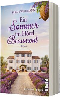 Das Buchcover zeigt ein pastellfarbenes Landschaftsmotiv mit violettem Lavendelfeld, das zu einem hellen, dreistöckigen Landhaus mit blauen Fensterläden und einem bogenförmigen Eingang führt; oben Himmel in Blau- und Rosétönen, rechts oben ein Bienenkorb mit lila Blüten; Titel „Ein Sommer im Hôtel Beaumont“ in großer, geschwungener violetter Schrift, Autorin „Sarah Weidmann“ in schlanker Großschrift.