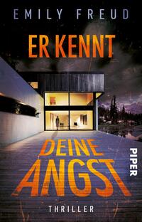 Das Buchcover zeigt ein modernes, stilvolles Gebäude, das durch große Fenster einen Blick ins Innere gewährt. Der Schriftzug „ER KENNT DEINE ANGST“ in auffälligem, orangefarbenem Großbuchstaben vermittelt ein Gefühl der Dramatik. Der Hintergrund ist von dunklen, bedrohlichen Wolken geprägt, die eine spannungsreiche Atmosphäre schaffen. Oben steht der Name der Autorin „EMILY FREUD“ in schlichtem, weißen Schriftzug. Am unteren Rand ist das Verlagslogo „PIPER“ sowie das Wort „THRILLER“ in kleinerem Schriftformat zu sehen.