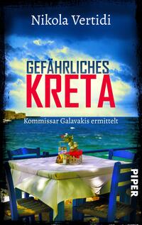Das Buchcover zeigt eine mediterrane Szenerie mit einem Tisch und Stühlen unter einem schlichten weißen Tischtuch. Ein kleiner Blumengarten ist auf dem Tisch angerichtet. Im Hintergrund sind das tiefblaue Wasser und der wolkige Himmel von Kreta sichtbar. Der Titel „GEFÄHRLICHES KRETA“ ist in großen, auffälligen roten Buchstaben platziert, während der Untertitel „Kommissar Galavakis ermittelt“ in kleinerer schwarzer Schrift darunter steht. Der Verfassername „Nikola Vertidi“ erscheint oben in weißer Schrift.