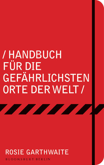 Das Buchcover zeigt einen kräftigen roten Hintergrund, auf dem in großer, weißer Schrift der Titel „HANDBUCH FÜR DIE GEFÄHRLICHSTEN ORTE DER WELT“ zu lesen ist. Der Titel ist umrahmt von stilisierten, schwarzen Warnstreifen, die eine bedrohliche Atmosphäre erzeugen. Am unteren Rand befindet sich in kleinerer Schrift der Name der Autorin, „ROSIE GARTHWAITE“. Die klare, markante Typografie vermittelt einen dringlichen und informativen Eindruck.