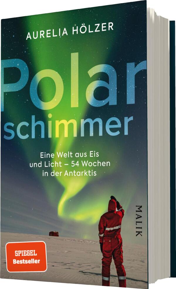 Das Buchcover zeigt den Titel „Polarschimmer“ von Aurelia Hölzer in großen, blauen Buchstaben, vor einem Hintergrund, der in leuchtenden Grüntönen gehalten ist und das Nordlicht darstellt. Ein Protagonist in roter Bekleidung ist im Vordergrund abgebildet, wobei er in die tiefverschneite Antarktis blickt. Der Untertitel „Eine Welt aus Eis und Licht – 54 Wochen in der Antarktis“ ist in einer kleineren Schriftgröße in Weiß angeordnet. Das Cover vermittelt eine eindrucksvolle und mystische Atmosphäre.