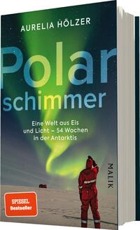 Das Buchcover zeigt den Titel „Polarschimmer“ von Aurelia Hölzer in großen, blauen Buchstaben, vor einem Hintergrund, der in leuchtenden Grüntönen gehalten ist und das Nordlicht darstellt. Ein Protagonist in roter Bekleidung ist im Vordergrund abgebildet, wobei er in die tiefverschneite Antarktis blickt. Der Untertitel „Eine Welt aus Eis und Licht – 54 Wochen in der Antarktis“ ist in einer kleineren Schriftgröße in Weiß angeordnet. Das Cover vermittelt eine eindrucksvolle und mystische Atmosphäre.