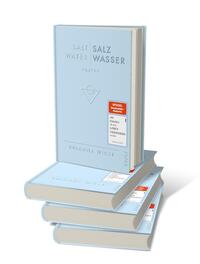 Bücherstapel des Buches „Salt Water – Salzwasser“