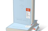 Bücherstapel des Buches „Salt Water – Salzwasser“