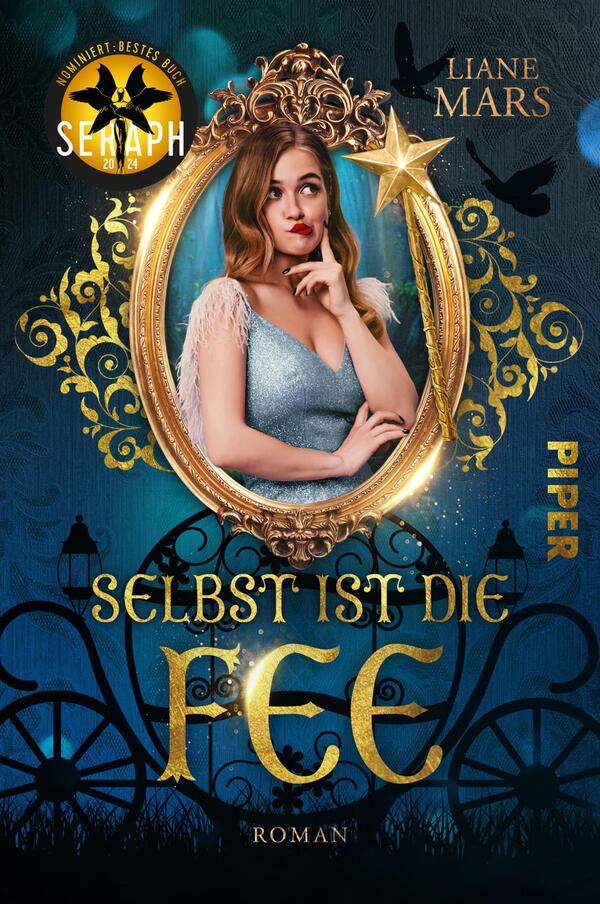 Das Buchcover zeigt eine junge Frau mit langen, lockigen Haaren, die in einem eleganten, glitzernden Outfit posiert. Sie ist in einem goldenen ovalen Rahmen platziert, der von filigranen, floralen Mustern umgeben ist. Der Hintergrund ist dunkelblau mit mystischen Elementen und goldenen Akzenten, die eine magische Atmosphäre schaffen. Der Titel „Selbst ist die Fee“ ist in großer, geschwungener Schrift in goldener Farbe am unteren Rand zu sehen, ergänzt durch den Hinweis „Roman“ in kleinerer Schrift. Oben rechts steht der Name der Autorin, Liane Mars.
