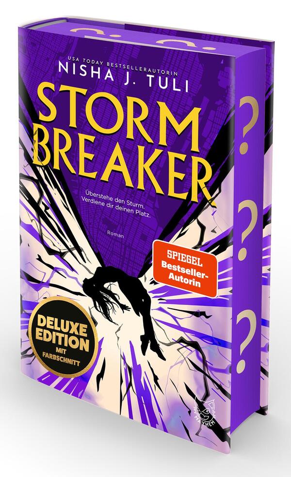 Das Buchcover zeigt eine dynamische, violett-schwarze Gestaltung mit großem, gelben Titel „STORM BREAKER“ und kleinem weißen Autorennamen „NISHA J. TULI“ oben. Im Zentrum eine schwarze Silhouette mit ausgebreiteten, zerfetzten Flügeln vor hellen, explosionsartigen Linien. Zwei Aufkleber: roter Button „SPIEGEL Bestseller-Autorin“ und goldener Kreis „DELUXE EDITION MIT FARBSCHNITT“. Seitlich gelbe Fragezeichen auf violettem Grund, stürmische, dramatische Atmosphäre.