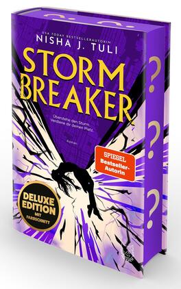 Das Buchcover zeigt den Namen der Autorin Nisha J. Tuli und den großen, gelben Titel „STORM BREAKER“ vor einem violett-schwarzen, dynamischen Hintergrund. Eine schwarze Silhouette mit zerschlagenen Flügeln ist zentrales Bild, umgeben von weißen Bruchlinien und purpurfarbenen Wirbeln. Zwei Aufkleber heben hervor: rot „SPIEGEL Bestseller-Autorin“ und gold „DELUXE EDITION MIT FARBSCHNITT“. Die Stimmung wirkt stürmisch, dramatisch und kraftvoll.