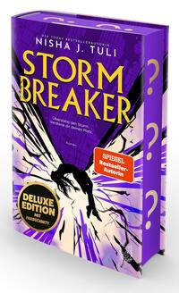 Das Buchcover zeigt eine dynamische, violett-schwarze Gestaltung mit großem, gelben Titel „STORM BREAKER“ und kleinem weißen Autorennamen „NISHA J. TULI“ oben. Im Zentrum eine schwarze Silhouette mit ausgebreiteten, zerfetzten Flügeln vor hellen, explosionsartigen Linien. Zwei Aufkleber: roter Button „SPIEGEL Bestseller-Autorin“ und goldener Kreis „DELUXE EDITION MIT FARBSCHNITT“. Seitlich gelbe Fragezeichen auf violettem Grund, stürmische, dramatische Atmosphäre.