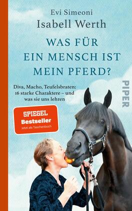 Das Buchcover zeigt eine Frau, die einem schwarzen Pferd einen Apfel anbietet. Im Hintergrund ist ein heller, blauer Himmel zu sehen, was eine freundliche und einladende Atmosphäre schafft. Der Titel „WAS FÜR EIN MENSCH IST MEIN PFERD?“ ist prominent in großen, weißen Buchstaben platziert. Darunter steht der Untertitel „Diva, Macho, Teufelsbraten: 16 starke Charaktere – und was sie uns lehren“ in kleinerer Schrift. In der oberen linken Ecke befindet sich ein rotes Label mit der Aufschrift „SPIEGEL Bestseller“. Das Verlagslogo „PIPER“ erscheint am rechten Rand.