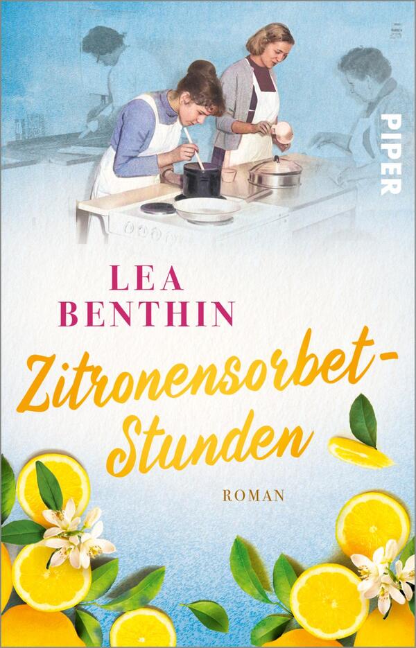 Das Buchcover zeigt zwei Frauen, die in einer hellen Küchenszene miteinander beschäftigt sind. Die linke Frau, in einem blauen Oberteil und einer weißen Schürze, rührt in einem Topf, während die rechte Frau eine Zitrone in der Hand hält. Der Hintergrund ist in sanften Blau- und Grautönen gehalten. Der Titel „Zitronensorbet-Stunden“ ist in verschnörkelter, gelber Schrift gestaltet und zieht die Aufmerksamkeit auf sich. Der Autorenname „Lea Benthin“ ist in prägnantem Rot platziert. Frische Zitronen und Blätter schmücken die untere Ecke des Covers.