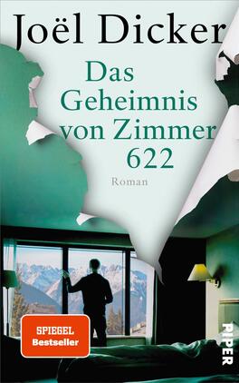 Das Buchcover zeigt einen Mann, der durch ein Fenster auf eine alpine Landschaft mit Berggipfeln blickt. Die Farbpalette besteht aus sanften Grüntönen und Himmelblau. Ein Stück weißes Papier sieht aus wie ein gerissener Rest, was Spannung suggeriert. Der Titel „Das Geheimnis von Zimmer 622“ ist prominent in großen, schwarzen Buchstaben platziert, während „Roman“ darüber in kleinerer Schrift steht. Der Autor „Joël Dicker“ ist ebenfalls oben sichtbar. Ein rotes Emblem mit „SPIEGEL Bestseller“ ist in der unteren linken Ecke abgebildet.