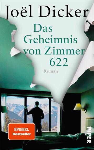 Das Buchcover zeigt einen Mann, der durch ein Fenster auf eine alpine Landschaft mit Berggipfeln blickt. Die Farbpalette besteht aus sanften Grüntönen und Himmelblau. Ein Stück weißes Papier sieht aus wie ein gerissener Rest, was Spannung suggeriert. Der Titel „Das Geheimnis von Zimmer 622“ ist prominent in großen, schwarzen Buchstaben platziert, während „Roman“ darüber in kleinerer Schrift steht. Der Autor „Joël Dicker“ ist ebenfalls oben sichtbar. Ein rotes Emblem mit „SPIEGEL Bestseller“ ist in der unteren linken Ecke abgebildet.