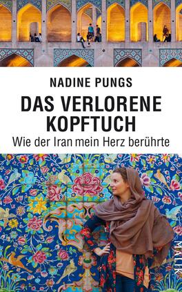 Das verlorene Kopftuch Das Buchcover zeigt die Autorin Nadine Pungs, die in traditioneller Kleidung vor einem farbenfrohen, orientalisch bedruckten Hintergrund steht. Über ihrem Handgelenk trägt sie ein Kopftuch in sanften Brauntönen. Der obere Bereich des Covers zeigt eine architektonische Landschaft mit leuchtenden Bögen und Fenstern. Der Titel „DAS VERLORENE KOPFTUCH“ ist in kräftiger schwarzer Typografie hervorgehoben, darunter steht der Untertitel „Wie der Iran mein Herz berührte“ in kleinerer Schrift.