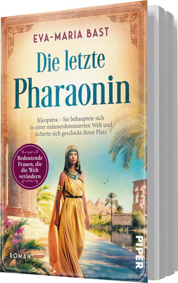 Das Buchcover zeigt eine farbenfrohe Darstellung von Kleopatra, die in einem eleganten, antiken Gewand posiert. Sie steht vor einer prächtigen Kulisse mit Palmen und Tempeln, die eine historische Atmosphäre schafft. Die Farben sind warm und lebendig, insbesondere Gold- und Erdtöne. Der Titel „Die letzte Pharaohin“ sowie der Autorinnenname „Eva-Maria Bast“ sind prominent in einer stilvollen Schriftart platziert. Ein runder Button in der unteren linken Ecke trägt den Text „Bedeutende Frauen, die die Welt verändern“.
