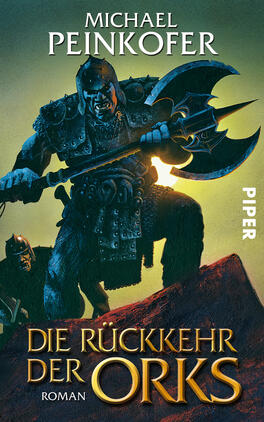 Das Buchcover zeigt einen kriegerischen Ork mit einer doppelköpfigen Axt, der entschlossen in die Ferne blickt. Er trägt eine dunkle Rüstung und steht auf einem felsigen Gelände vor einem dramatischen, farbigen Hintergrund, der in Blautönen gehalten ist. Im Hintergrund sind weitere Orks angedeutet. Der Titel „Die Rückkehr der Orks“ ist groß und in goldener Schrift dargestellt, während der Autor „Michael Peinkofer“ oben in Weiß steht. Das Wort „Roman“ ist klein und unauffällig am Fuß des Covers platziert. 