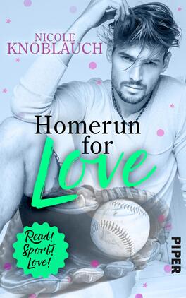Homerun for love Das Buchcover zeigt einen jungen Mann mit lässigem Outfit, der auf einem Baseballhandschuh sitzt. Sein Blick ist direkt und ansprechend. Der Titel „Homerun for Love“ ist auffällig in schwarzen und aquamarinfarbenen Buchstaben gestaltet. Oben links steht der Autorennamen „Nicole Knoblauch“ in zartem Pink. Im Hintergrund sind kleine, bunte Punkte, die dem Cover eine fröhliche Atmosphäre verleihen. Unten links befindet sich ein grüner Button mit dem Text „Read! Sport! Love!“.