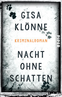 Das Buchcover zeigt einen grauen, strukturierten Hintergrund mit einem leicht verwitterten Rahmen. In fetten, schwarzen Buchstaben steht der Titel „Nacht ohne Schatten“ in der Mitte, darüber der Name der Autorin „Gisa Klönne“ in großen, ebenfalls schwarzen Buchstaben. Zwischen diesen beiden Titeln ist das Wort „Kriminalroman“ in leuchtendem Orange hervorgehoben. Auf dem Cover sind zudem schwarze Pfotenabdrücke angedeutet, die der Atmosphäre des Krimis eine geheimnisvolle Note verleihen. Rechts am Rand ist das Verlagslogo „PIPER“ in Weiß abgebildet.