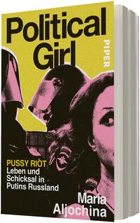 Das Buchcover zeigt eine kontrastreiche Collage in Gelb, Schwarz und Rosa; links eine stilisierte Menschenmenge mit Helm und Schild, rechts ein teilangeschnittenes Frauenportrait in Rosa. Groß oben der Titel „Political Girl“ in schwarzer Grotesk, unten links gelbe und weiße Schrift: „PUSSY RIOT Leben und Schicksal in Putins Russland“, unten rechts der Autorname „Maria Ajochina“ in weiß. Auf dem Umschlagrücken vertikal „PIPER“.