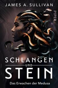 Das Buchcover zeigt ein eindrucksvolles Porträt einer Frau mit langen, schlangenartigen Haaren, die in verschiedenen Farben schimmern. Die Hintergrundgestaltung ist dunkel und lässt die Figur sowie die Schlangen im Vordergrund hervortreten. Der Titel „SCHLANGEN UND STEIN“ ist in großen, weißen Buchstaben platziert, während der Untertitel „Das Erwachen der Medusa“ in kleinerer Schrift darunter steht. Der Autor „James A. Sullivan“ ist elegant am oberen Rand des Covers positioniert. Die Atmosphäre vermittelt Mystik und Stärke.