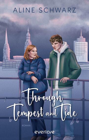 Das Buchcover zeigt zwei junge Erwachsene, eine Frau in blauem Steppmantel und ein Mann in grüner Jacke mit Kapuze, die auf einem Brückengeländer stehen. Im Hintergrund eine pastellhafte Abendhimmel-Stadtsilhouette mit Türmen und modernen Bauten. Oben steht der Autorenname „ALINE SCHWARZ“ in dünner Großbuchstaben-Sans-Serif, der Titel „Through Tempest and Tide“ in großer weißer Handschrift über der Geländerzone. Stimmung ruhig, nachdenklich, leicht romantisch.
