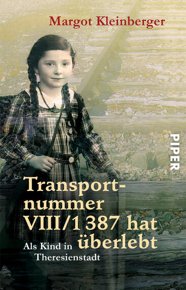 Das Buchcover zeigt ein Porträt eines Mädchens mit Zöpfen, das ernst schaut. Im Hintergrund sind Gleise und eine unscharfe, graue Landschaft zu sehen. Die Farben sind überwiegend in gedämpften Tönen gehalten, was eine melancholische Stimmung vermittelt. Der Titel „Transportnummer VIII/1 387 hat überlebt“ ist in großen, weißen Buchstaben im unteren Drittel positioniert. Der Untertitel „Als Kind in Theresienstadt“ erscheint in kleinerer Schrift darunter. Oben links steht der Name der Autorin Margot Kleinberger.