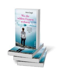 Bücherstapel des Buches „Wo die wilden Frauen wohnen“