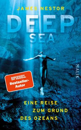 Deep Sea Das Buchcover zeigt einen tiefblauen Unterwasserraum, in dem eine Schwimmerin schwerelos aufsteigt. Der Lichtstrahl, der von oben herabfällt, schafft eine mystische Atmosphäre. Der Titel „DEEP SEA“ ist groß und in hellen Buchstaben gehalten, während der Autorenname „JAMES NESTOR“ darüber in gelbem Schriftzug erscheint. Am unteren Rand steht der Untertitel „Eine Reise zum Grund des Ozeans“ in gelber Schrift. Ein rotes Siegel auf der linken Seite weist auf „SPIEGEL Bestseller-Autor“ hin.