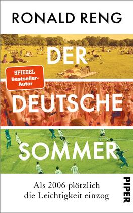 Der deutsche Sommer Das Buchcover zeigt eine Collage aus drei horizontalen Segmenten mit unterschiedlichen Szenen von Sommeraktivitäten. Oben ist ein sonniger Park mit Menschen, die sich entspannen. In der Mitte sieht man eine fröhliche Menschenmenge bei einer Veranstaltung, darunter eine Fußballszene auf einem grünen Platz. Die Farben variieren von Gelb und Orange bis zu Grün und Blau. Der Titel „DER DEUTSCHE SOMMER“ ist groß und auffällig in Weiß, während der Autorname „RONALD RENG“ in schwarzer Schrift oben platziert ist. Ein rotes Rechteck mit dem Text „SPIEGEL Bestseller-Autor“ hebt sich hervor. Unten steht der Verlag „PIPER“ in kleinerer Schrift.