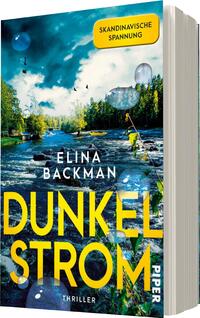 Das Buchcover zeigt eine malerische Flusslandschaft mit stark fließendem Wasser und grünen Uferbäumen unter einem bewölkten Himmel. Vögel fliegen über die Szenerie, während einige Wasserblasen im Vordergrund schimmern. Der Titel „DUNKELSTROM“ ist in großen, gelben Buchstaben mittig platziert, der Name der Autorin „ELINA BACKMAN“ darunter in weißer Schrift. Oben links befindet sich ein gelbes Banner mit dem Text „SKANDINAVISCHE SPANNUNG“, was die geheimnisvolle Atmosphäre des Thrillers unterstreicht.