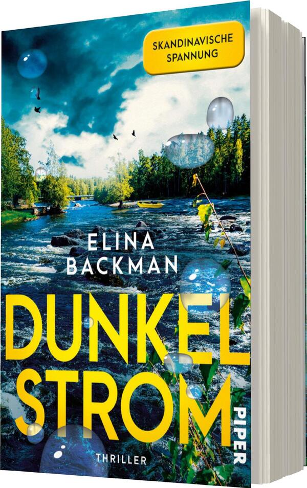 Das Buchcover zeigt eine malerische Flusslandschaft mit stark fließendem Wasser und grünen Uferbäumen unter einem bewölkten Himmel. Vögel fliegen über die Szenerie, während einige Wasserblasen im Vordergrund schimmern. Der Titel „DUNKELSTROM“ ist in großen, gelben Buchstaben mittig platziert, der Name der Autorin „ELINA BACKMAN“ darunter in weißer Schrift. Oben links befindet sich ein gelbes Banner mit dem Text „SKANDINAVISCHE SPANNUNG“, was die geheimnisvolle Atmosphäre des Thrillers unterstreicht.